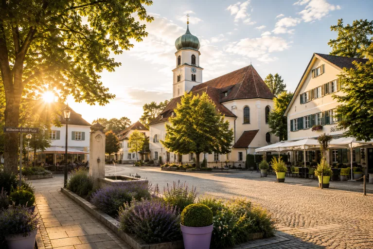 Wilhelm-Leibl-Platz mit Kirche und Alt-Solln in der Region München